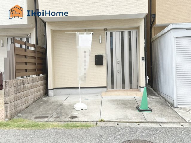 神戸市西区池上4丁目　中古戸建の玄関|●年中無休：当日予約可●敷地は広くはございませんが、玄関前にスペースがございます！