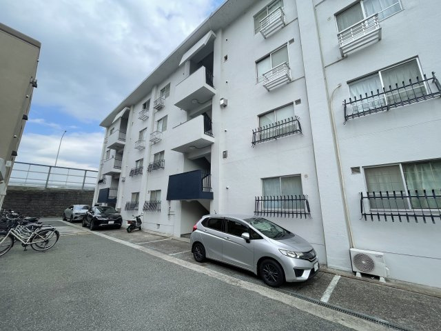 第一松並ハイツの駐車場