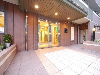 ライジングプレイス石川町のエントランス