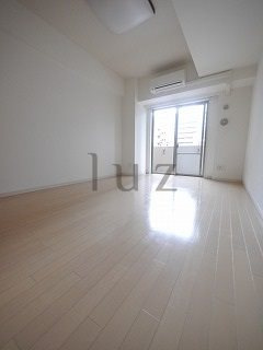 ライジングプレイス石川町の居間・リビング