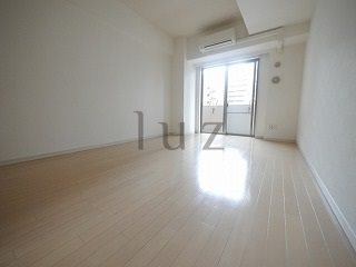 ライジングプレイス石川町の居間・リビング