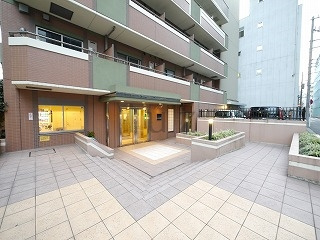 ライジングプレイス石川町のエントランス