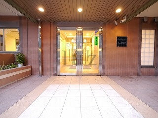 ライジングプレイス石川町のエントランス