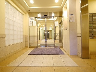 ライジングプレイス石川町のエントランス