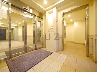 ライジングプレイス石川町のエントランス