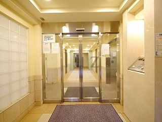 ライジングプレイス石川町のエントランス