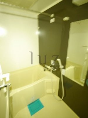 ライジングプレイス石川町の浴室