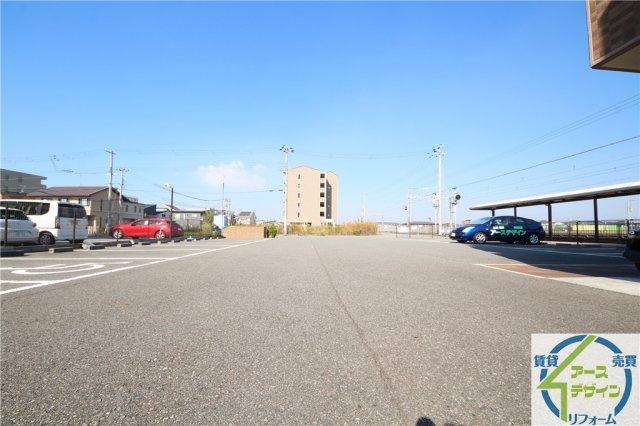 マンションレオーノの駐車場