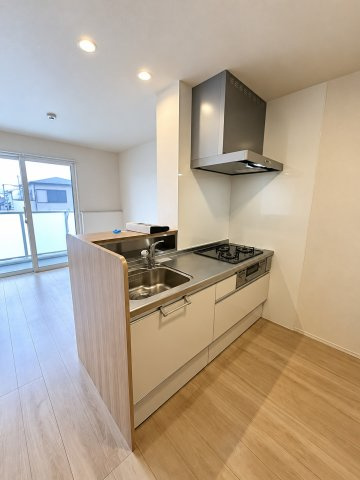 ラシュレのキッチン|グリル付きカウンターシステムキッチン。会話が弾む明るい調理場