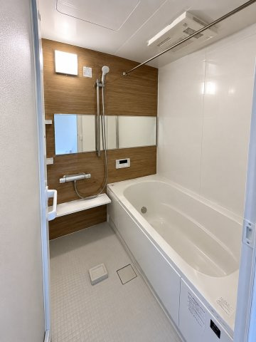 ラシュレの浴室|1坪サイズの広々バスルーム。追い焚きと浴室乾燥機を備えた空間
