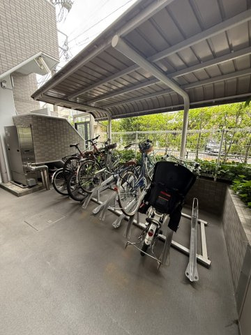 ワールドパレス文京本駒込の駐輪場