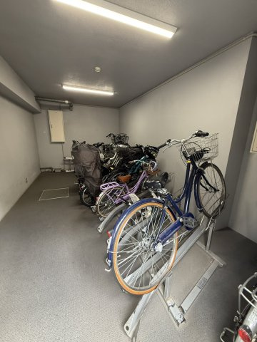 ワールドパレス文京本駒込の駐輪場