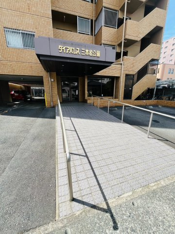 ダイアパレス三本松公園301号の駐車場|車をお持ちの方に嬉しい駐車場付きの物件です