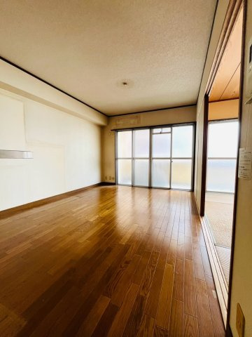 ダイアパレス三本松公園301号の居間・リビング