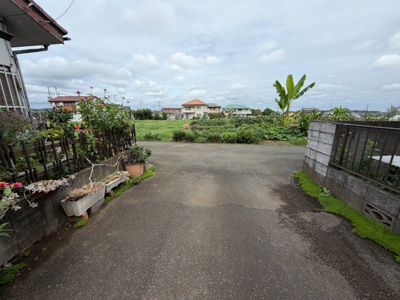 【前面道路含む現地写真】 | 入間郡毛呂山町大字長瀬　広々キッチンスペース　5LDK