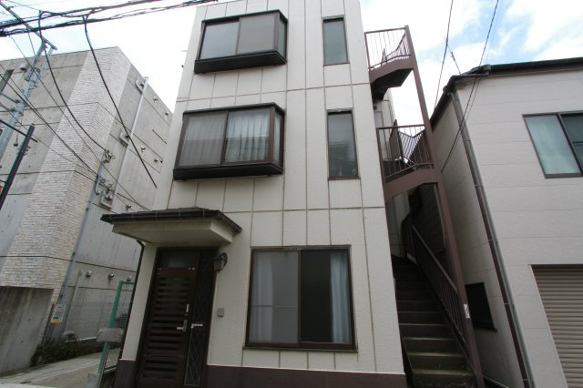 コーポ名倉　角部屋　最上階　バストイレ別のエントランス