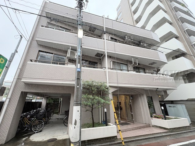 【外観】 | マートルコート杉並方南町 | 青空によく映える建物です。手入れの行き届いた外壁やマンション正面エントランスなど、綺麗な姿をぜひ一度、現地にてご覧ください。～即日のご見学可能～　お問合せはお気軽にどうぞ。
