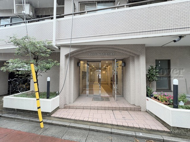 【エントランス】 | マートルコート杉並方南町 | オートロックを備えた、マンションのエントランス。やはりセキュリティの観点は欠かすことができません。皆様を“安全”に送り出し、出迎えてくれます。～即日のご見学可能～　お問合せはお気軽にどうぞ。
