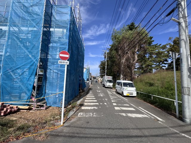 松戸市小金原８丁目新築戸建【貝の花小学校：2分】の前面道路含む現地写真|東側前面道路・幅員約6ｍ