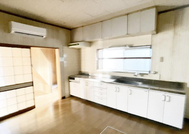 「12帖超の洋室が3部屋」高知市本宮町　中古一戸建てのキッチン|ダイニングキッチンは8帖☆作業スペースもたっぷりとれる広さのキッチンです♪
