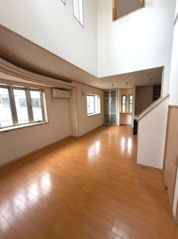 東金市山田　中古戸建の居間・リビング|5LDK+6DK+事務所+プレハブ倉庫　東金有料道路山田インターそば リフォームは必要です