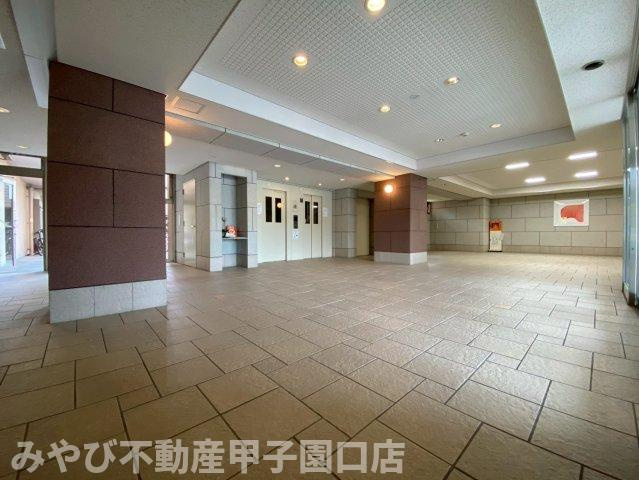 アプリーレ西宮武庫川のエントランス