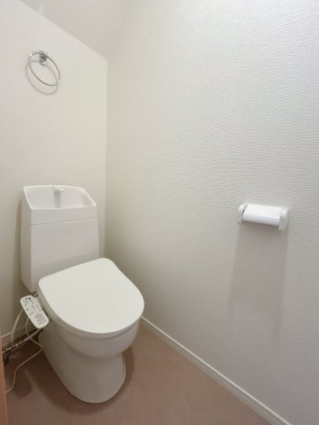 周南市大字久米　戸建てのトイレ|【リフォーム済】 トイレは温水洗浄便座付きの新品に交換。 壁紙と床も張り替え、明るく清潔感のある空間にリフォームします。