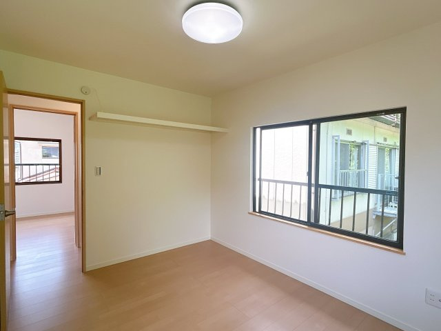 周南市大字久米　戸建ての洋室|【リフォーム済】２階南東側洋室へ間取変更。壁・天井はクロス張替え、床はフローリング仕上げ。寝室にピッタリですね。