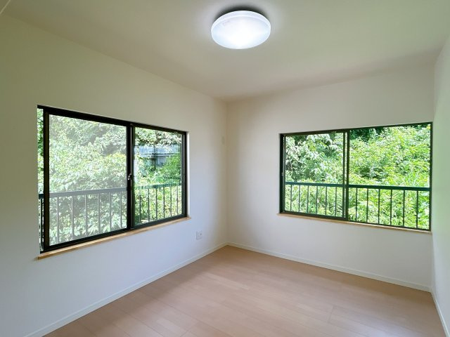 周南市大字久米　戸建ての洋室|【リフォーム済】２階南西側洋室へ間取変。壁・天井はクロス張替え、床はフローリング仕上げ致します。南西側の採光がとれたお部屋です。