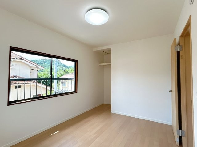 周南市大字久米　戸建ての洋室|【リフォーム済】２階洋室の別アングル写真です。床はフローリング張替え、天井・壁はクロス張替え。