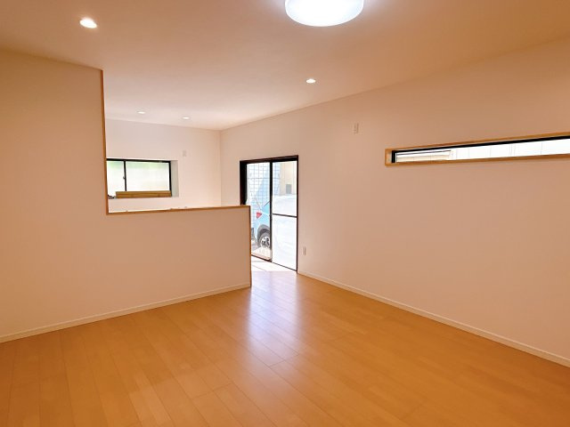 周南市大字久米　戸建ての居間・リビング|【リフォーム済】リビングからの写真です。フローリング張替え、クロス張替え。