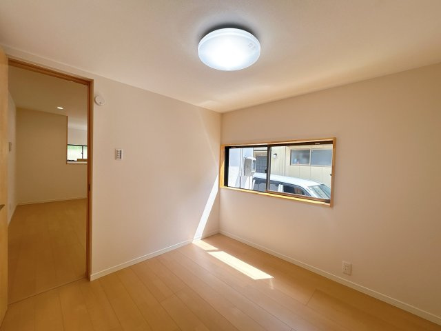 周南市大字久米　戸建ての洋室|【リフォーム済】１階洋室は約4.5帖です。壁・天井はクロス張替え、床はフローリング張替え。照明は全室新品交換。