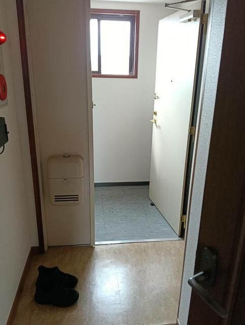 小野ビルの玄関