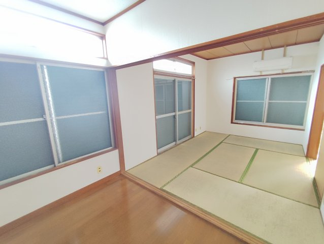 秀美ハイツの洋室