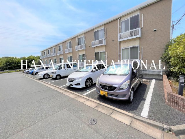 レオパレスブライトセゾン の駐車場