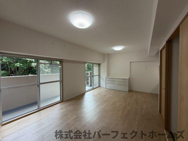 グリーンタウン香里ケ丘A棟の居間・リビング|使いやすい居間です