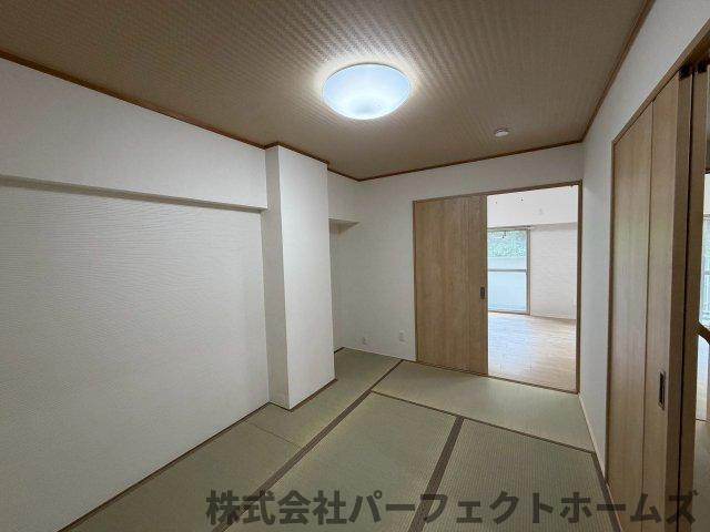 グリーンタウン香里ケ丘A棟の和室|明るい和室です