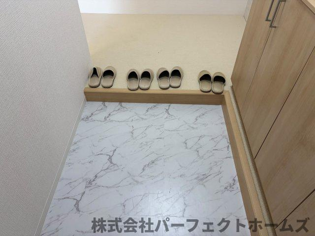 グリーンタウン香里ケ丘A棟の玄関|明るい玄関です