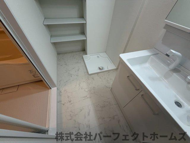 グリーンタウン香里ケ丘A棟の洗面所|明るい洗面所です
