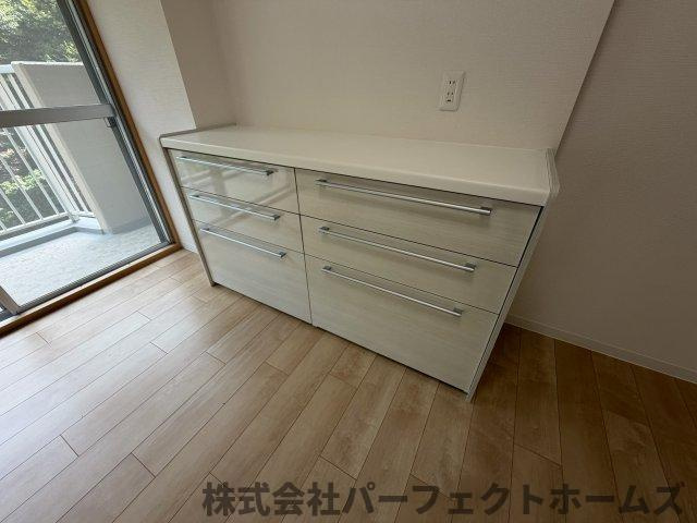 グリーンタウン香里ケ丘A棟のキッチン|キッチンカップボードです