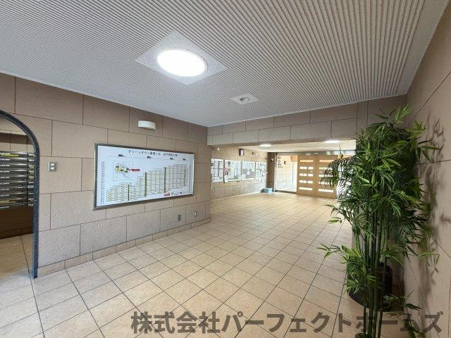 グリーンタウン香里ケ丘A棟のロビー