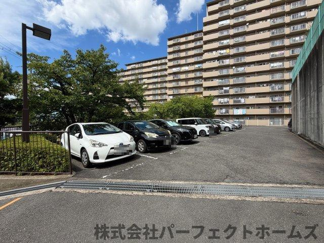 グリーンタウン香里ケ丘A棟の駐車場