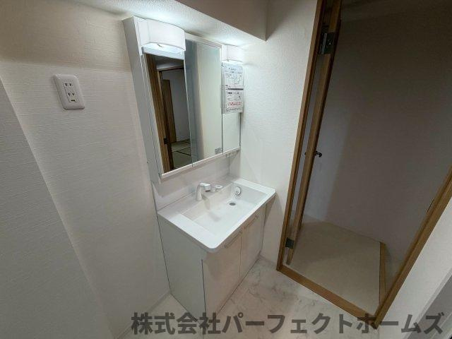 グリーンタウン香里ケ丘A棟の独立洗面台|朝の支度にも助かる、独立の洗髪洗面化粧台