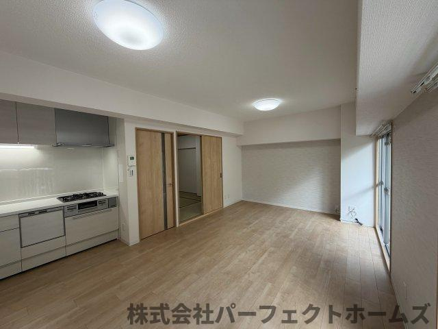 グリーンタウン香里ケ丘A棟の居間・リビング|ゆったりとした居間です