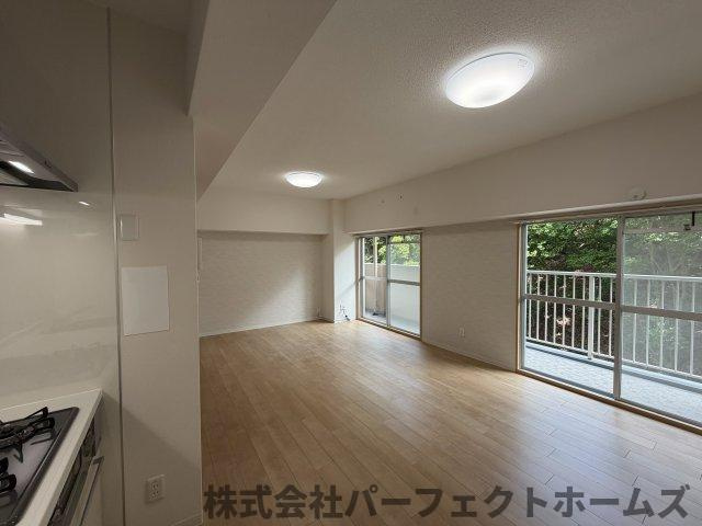 グリーンタウン香里ケ丘A棟の居間・リビング|使いやすい居間です
