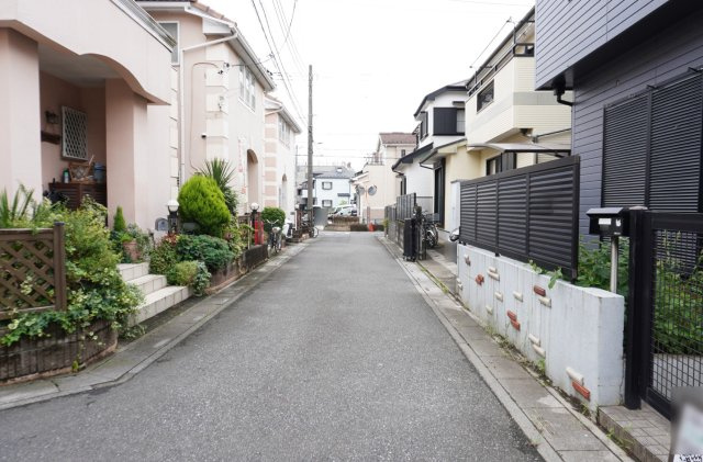 草加市苗塚町 中古戸建の前面道路含む現地写真