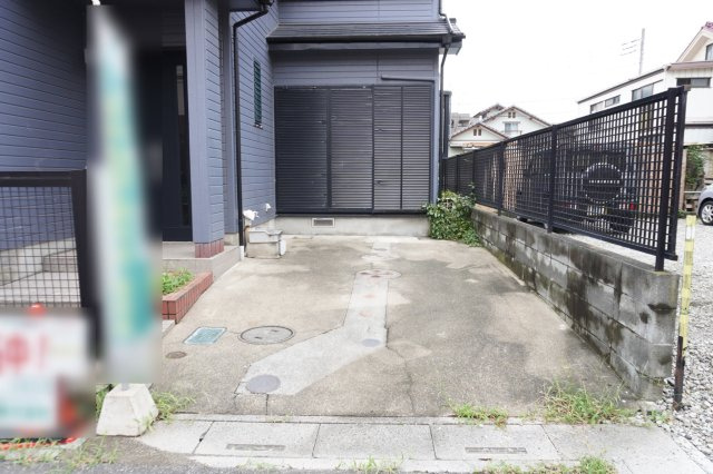 草加市苗塚町 中古戸建の駐車場