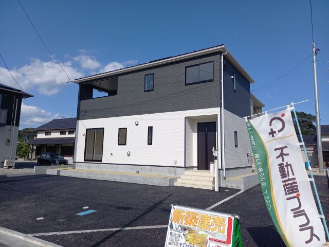 【平豊間第9】　全2棟／1号棟　＜ご成約特典として人気家電プレゼント中♪＞の前面道路含む現地写真|同施工　外壁仕上げ材は窯業系サイディング。裏面に付着した汚れが、雨水によって流れ落ちやすい「防汚機能付きサイディング」を採用。外壁の美しさが長持ちします♪