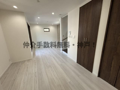 【居間・リビング】 | 神戸市須磨区青葉町1丁目　新築戸建　仲介手数料無料！ | ゆったり過ごせるリビングです