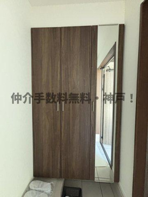 【玄関】 | 神戸市須磨区青葉町1丁目　新築戸建　仲介手数料無料！ | 収納もある玄関です